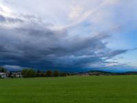 Eine bedrohliche Wolkenfront nähert sich von Nordwesten